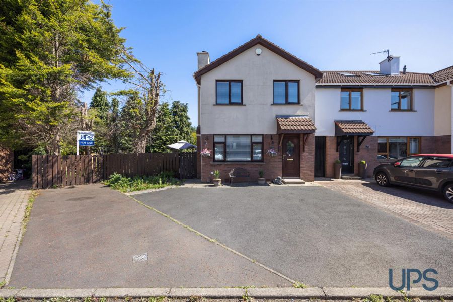 15 Moor Park Gardens