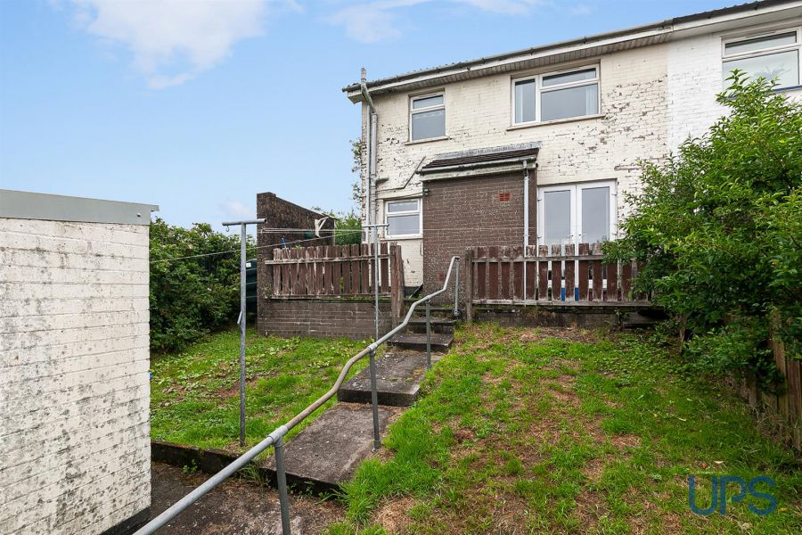 12 Glenmeen Close