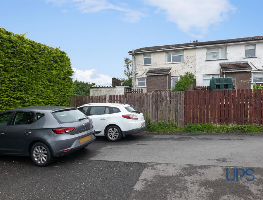 12 Glenmeen Close