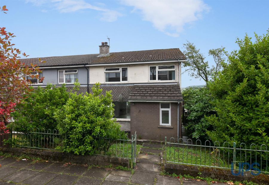 12 Glenmeen Close