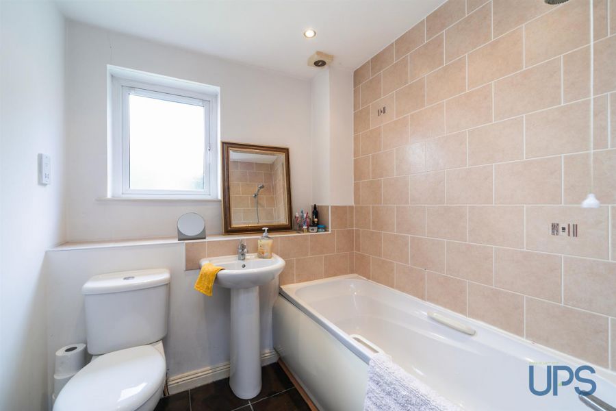 Apt 6, 15 St. Annes Road