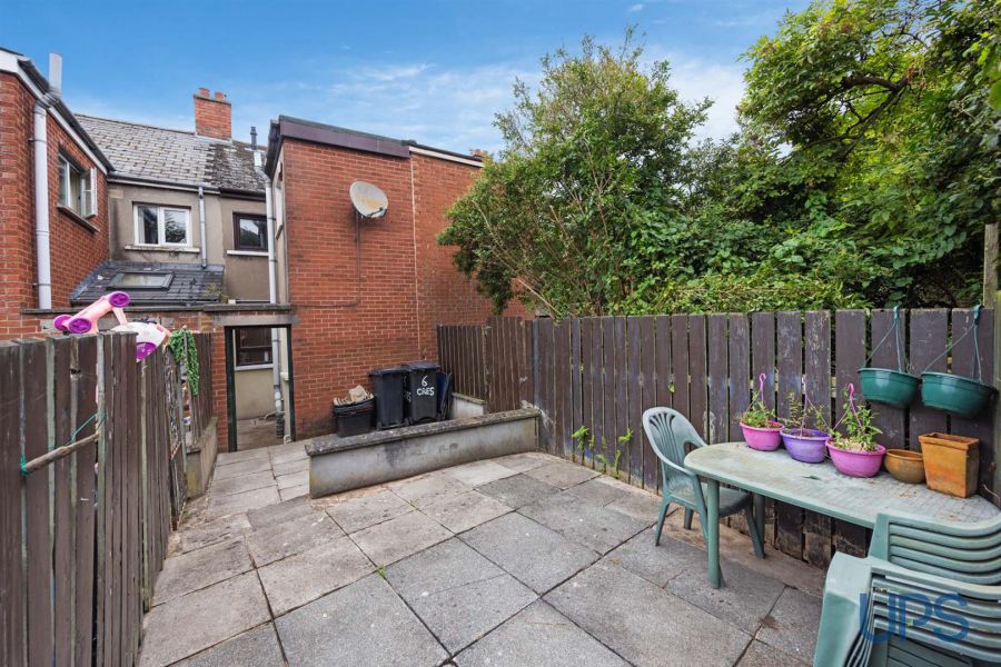 6 Iveagh Crescent
