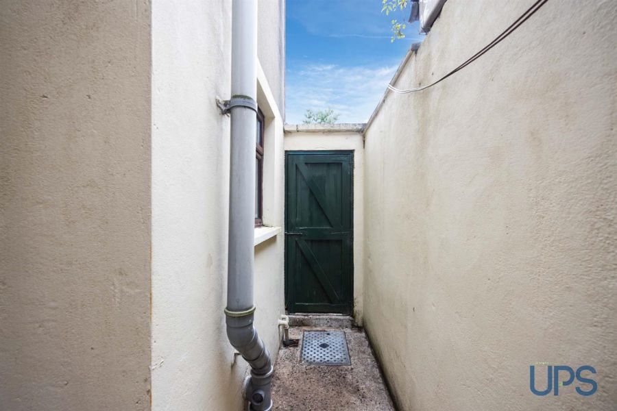 6 Iveagh Crescent