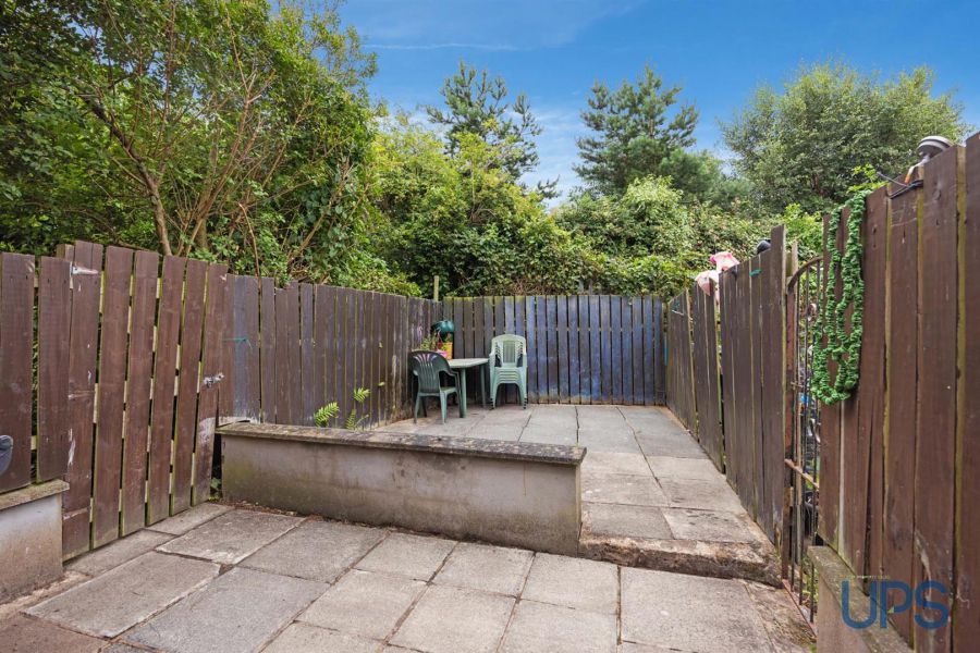 6 Iveagh Crescent