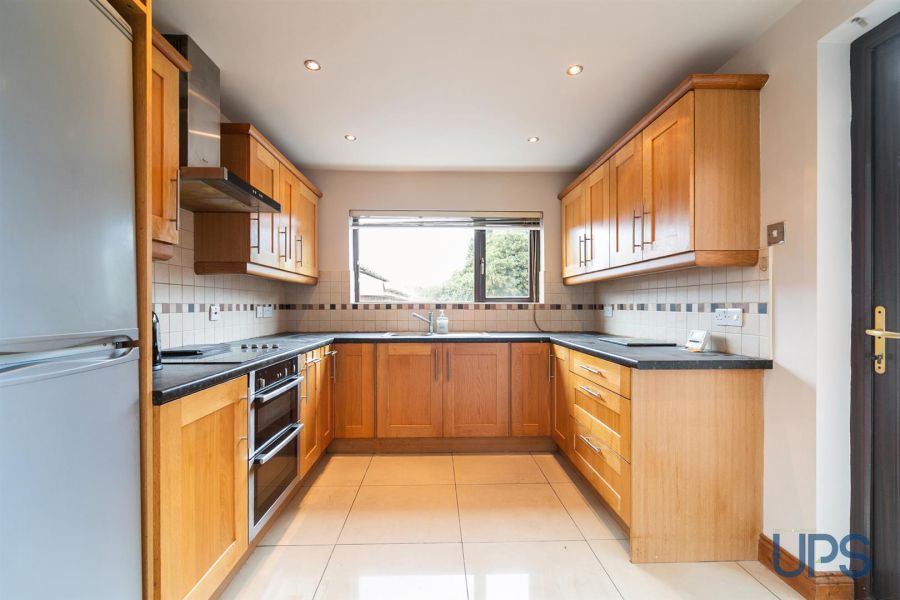 6 Hillhead Avenue