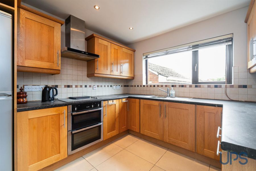 6 Hillhead Avenue