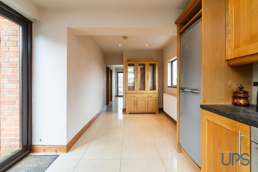 6 Hillhead Avenue