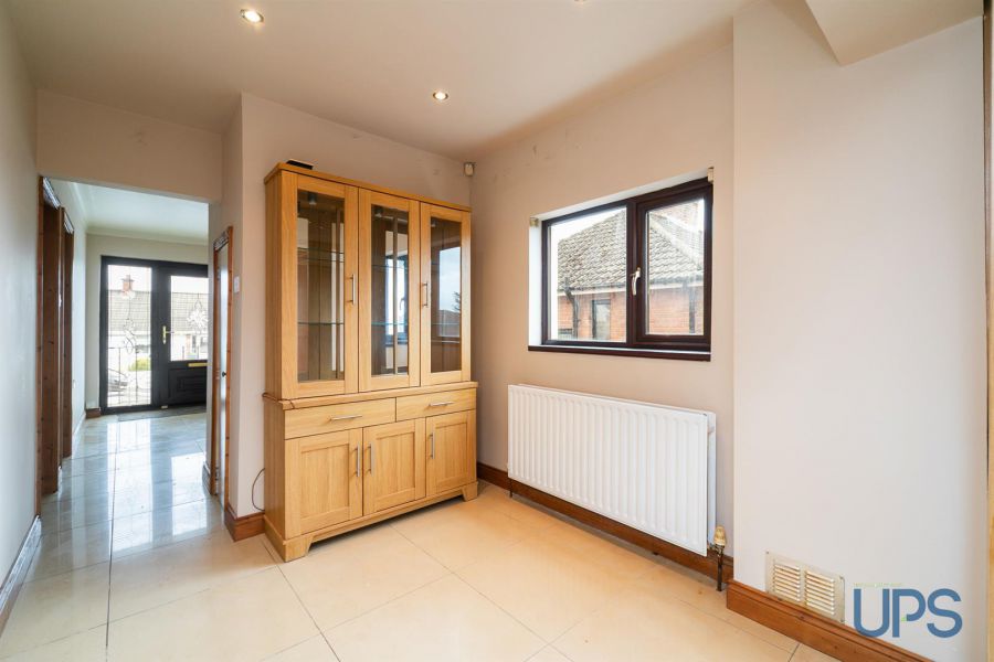 6 Hillhead Avenue