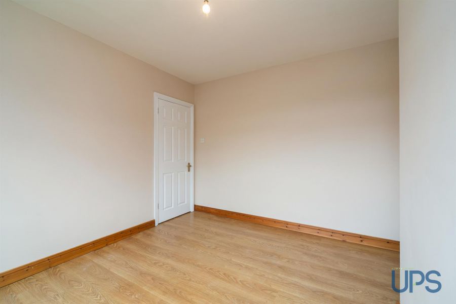 6 Hillhead Avenue