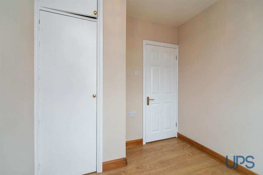 6 Hillhead Avenue