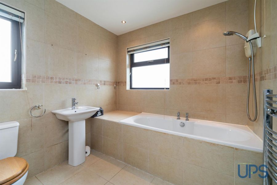6 Hillhead Avenue
