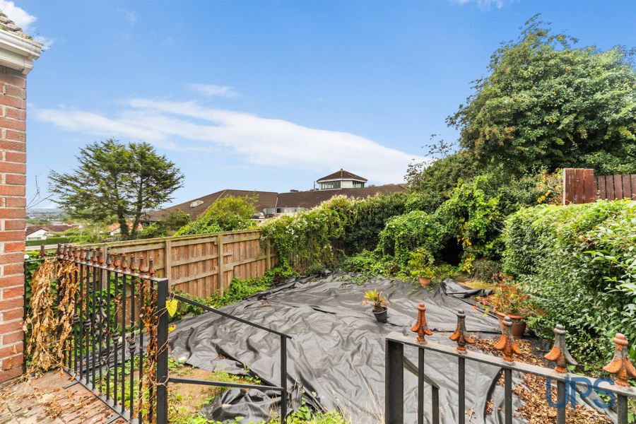 6 Hillhead Avenue