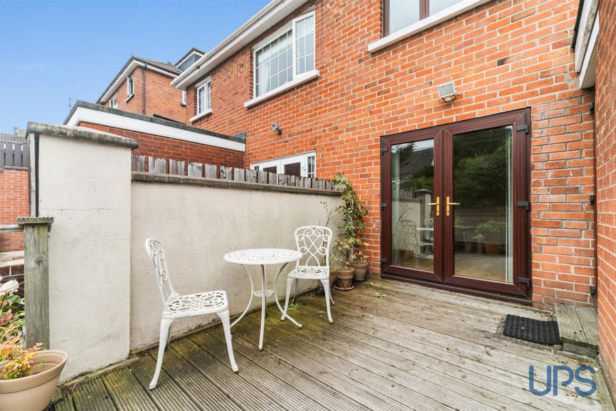 6 Hillhead Avenue