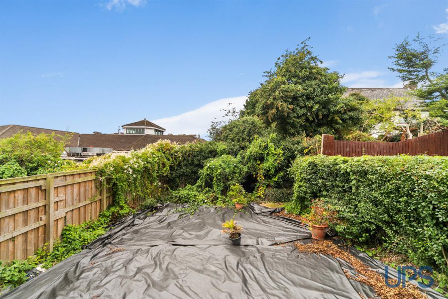 6 Hillhead Avenue