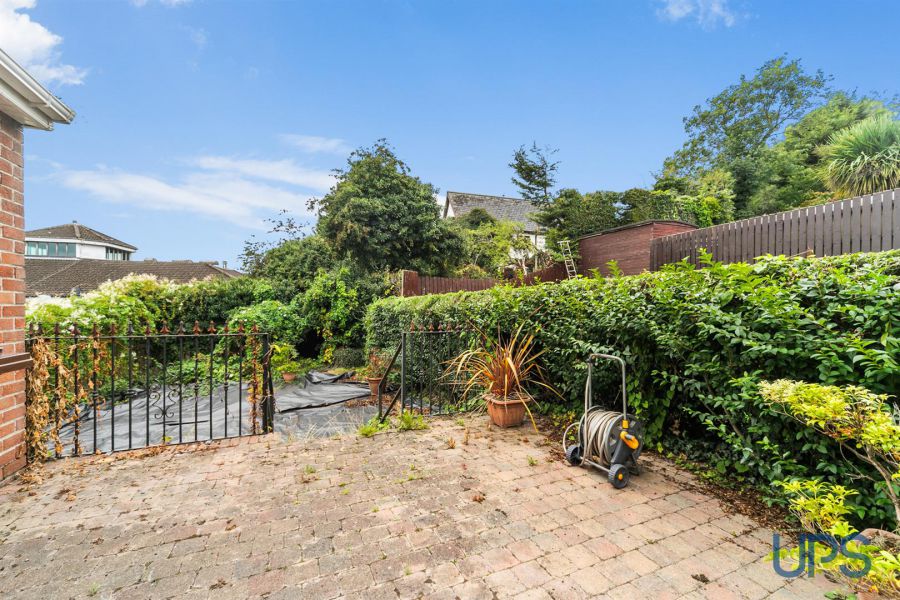 6 Hillhead Avenue