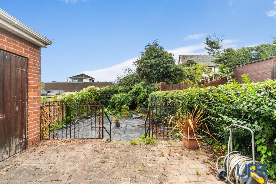 6 Hillhead Avenue