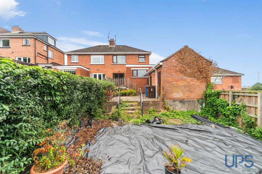 6 Hillhead Avenue