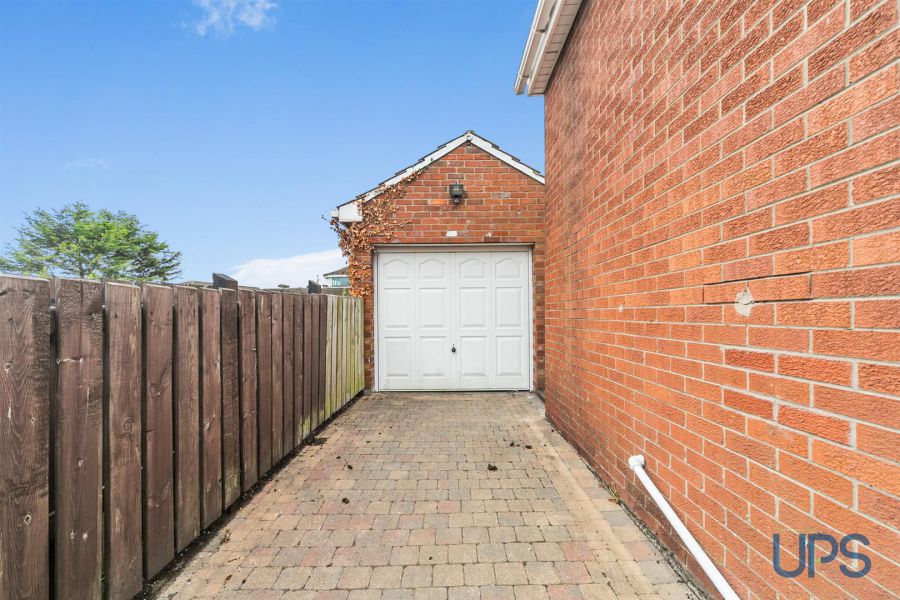 6 Hillhead Avenue
