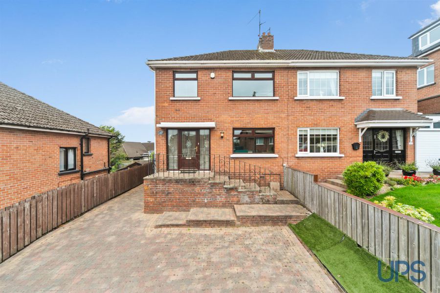 6 Hillhead Avenue