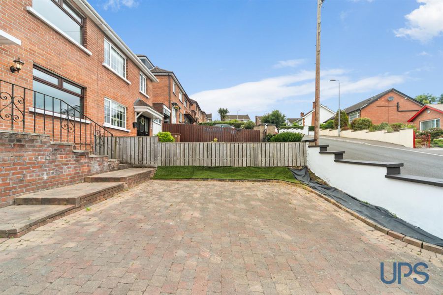 6 Hillhead Avenue