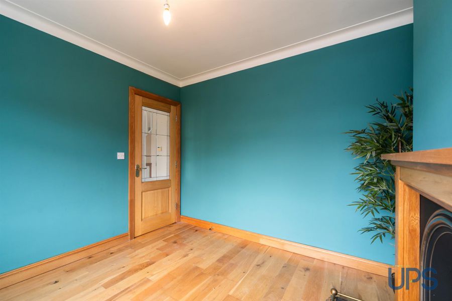 6 Hillhead Avenue