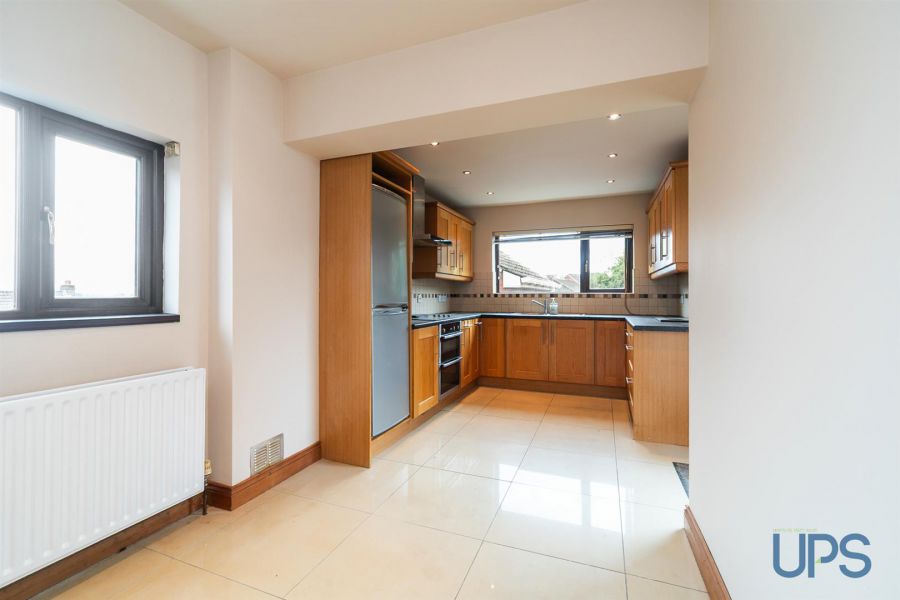 6 Hillhead Avenue