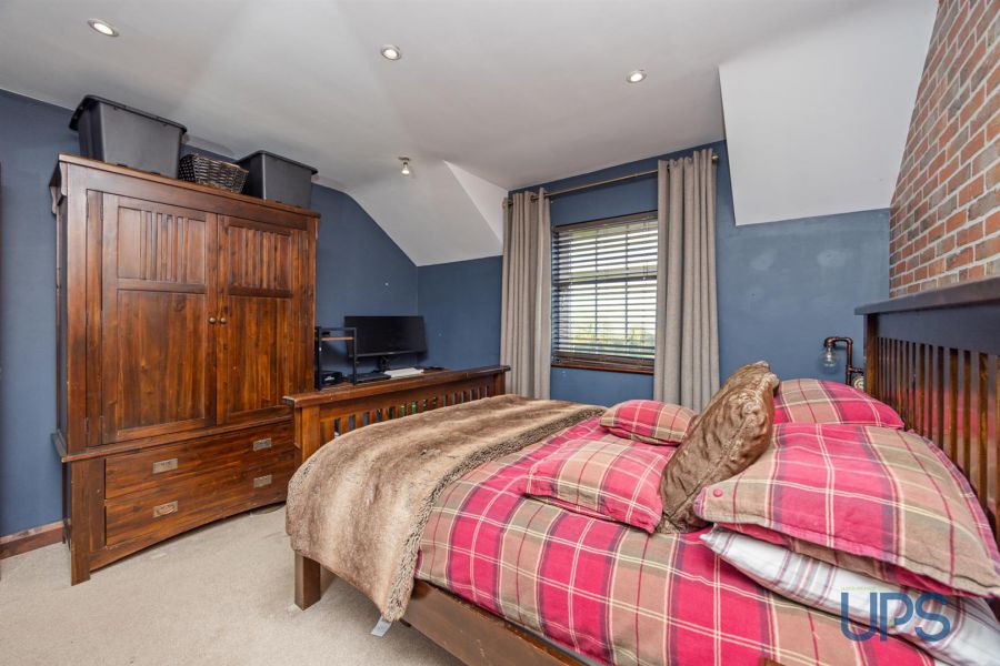 Large Detached House with Annex, 32 Derrymore Road Large Detached House with Annex, 32 Derrymore Road