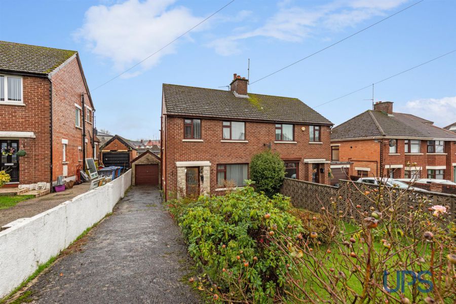 25 Riverdale Park North