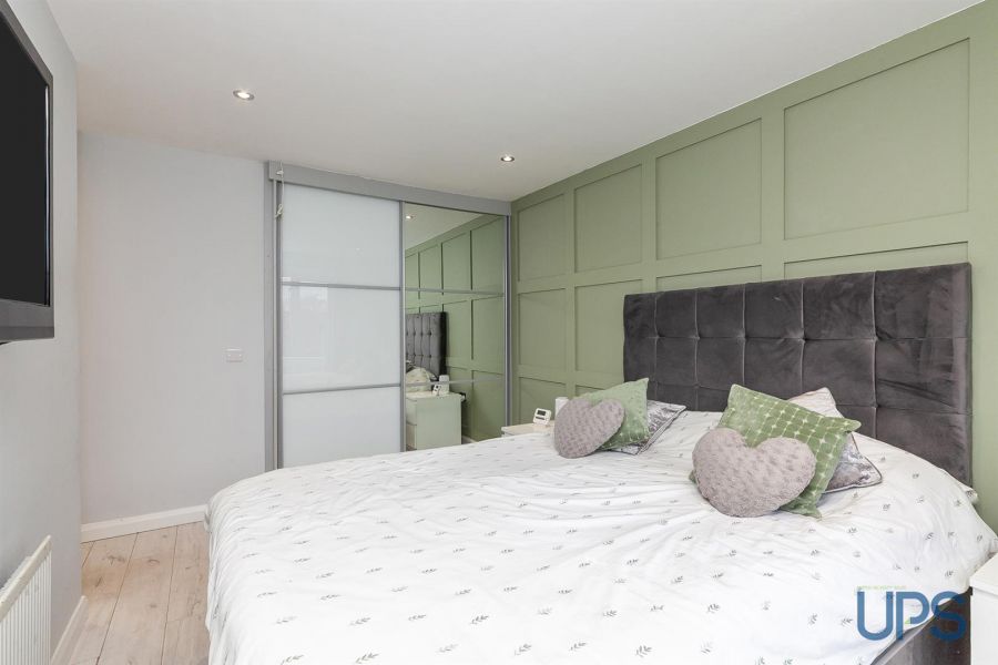 56 Thornhill Crescent