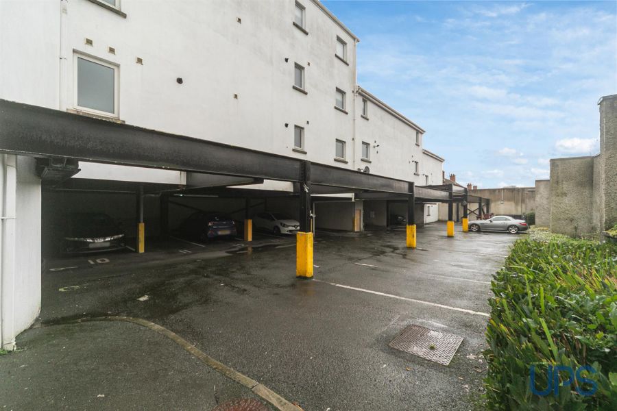 Apt 11 La Salle Court