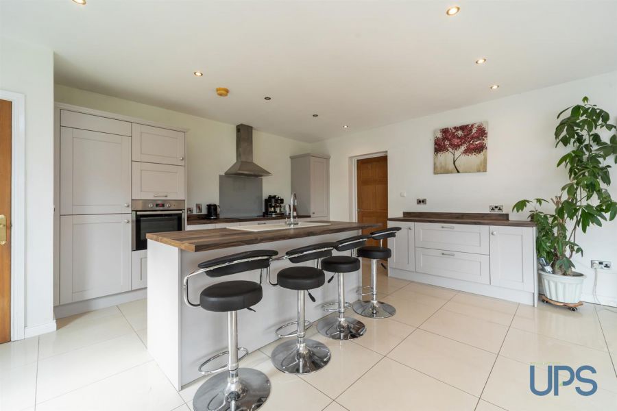 Detached Family Home With Annex 47A Chapel Road