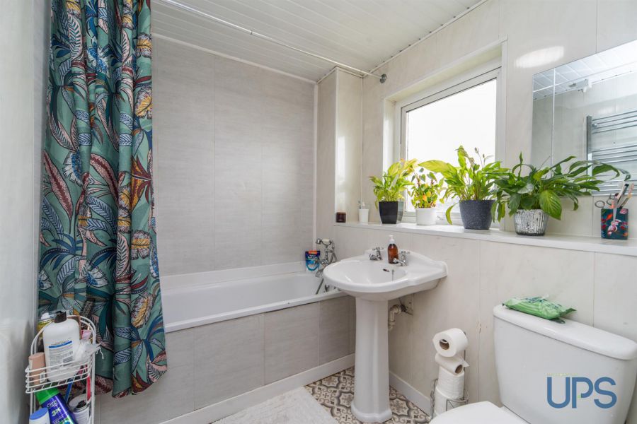 203 Laurelbank