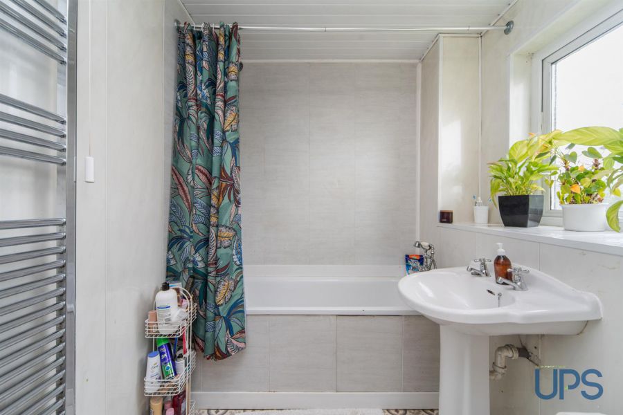 203 Laurelbank