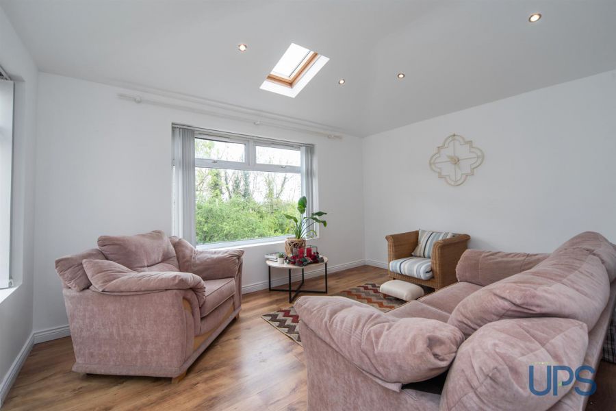 203 Laurelbank