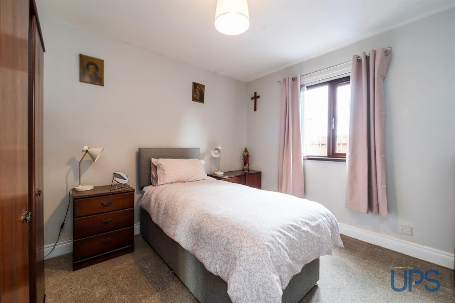 Apt, 76A Glen Road