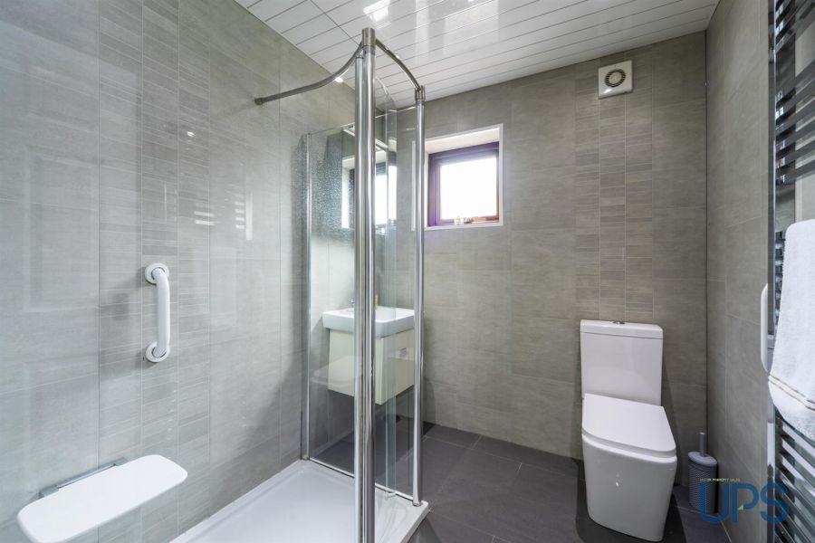 Apt, 76A Glen Road
