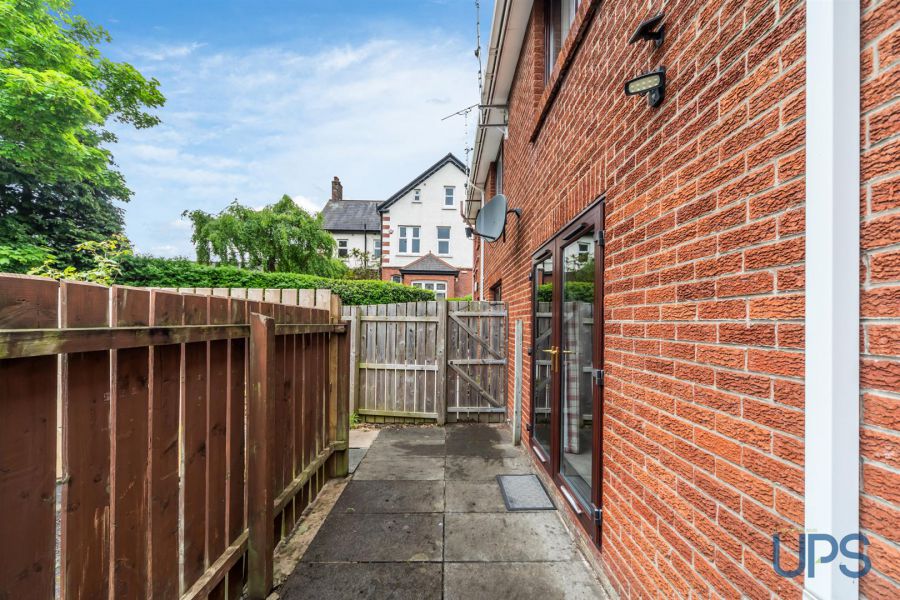Apt, 76A Glen Road