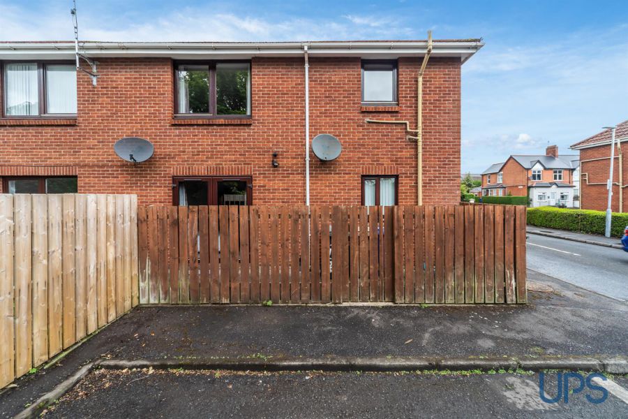 Apt, 76A Glen Road