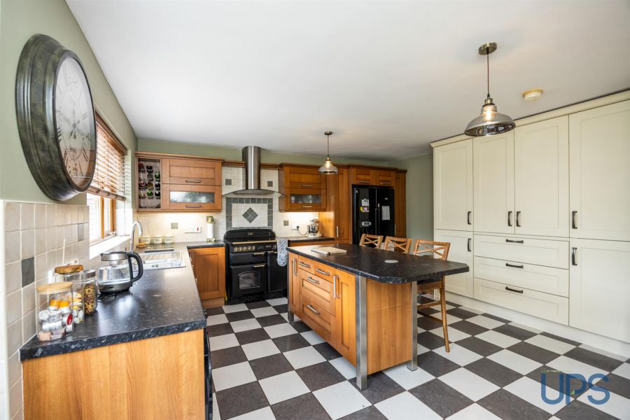 18B Glen Road