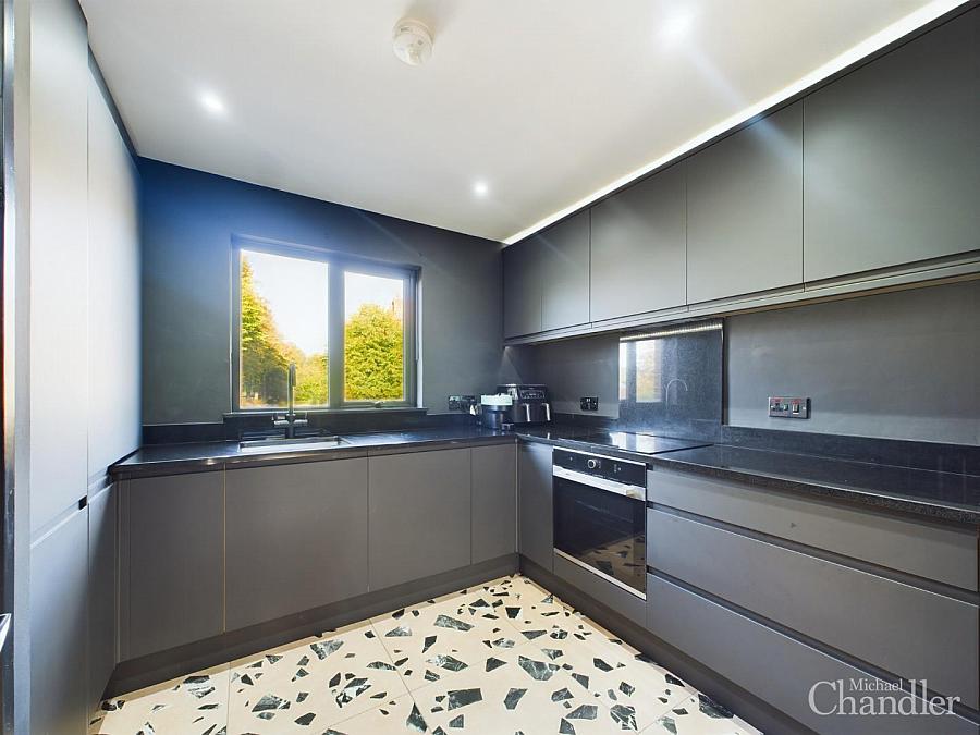 6 Balmoral Mews