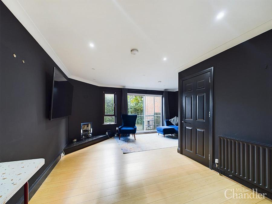 6 Balmoral Mews
