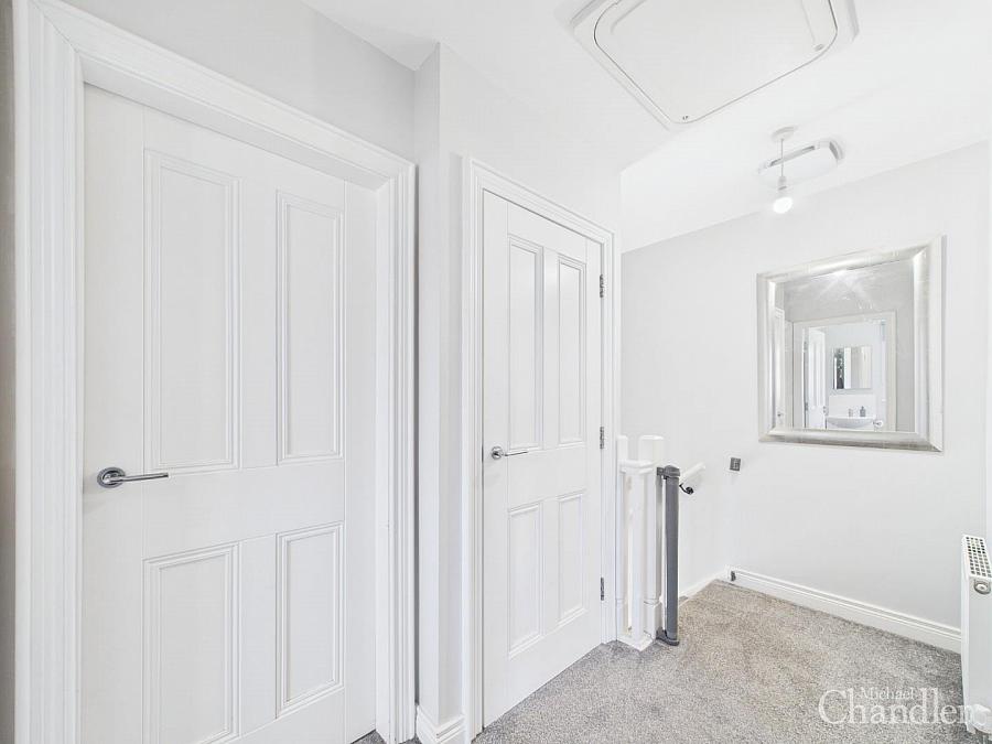 4b Woodbreda Crescent