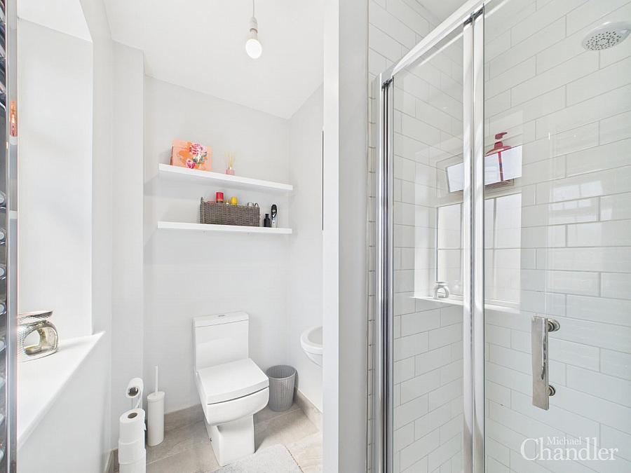 4b Woodbreda Crescent