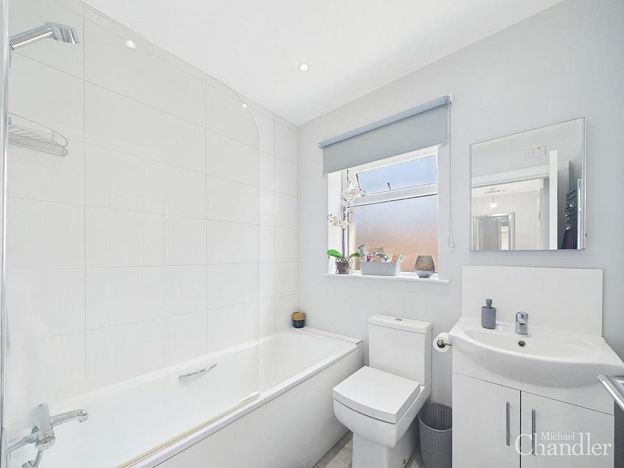 4b Woodbreda Crescent