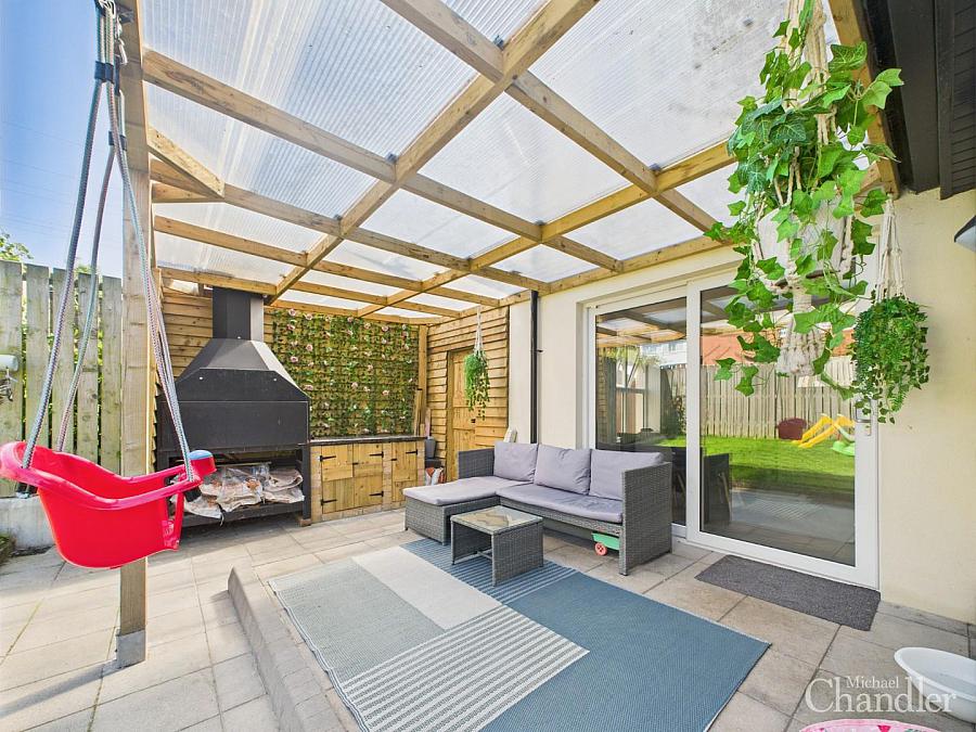 4b Woodbreda Crescent