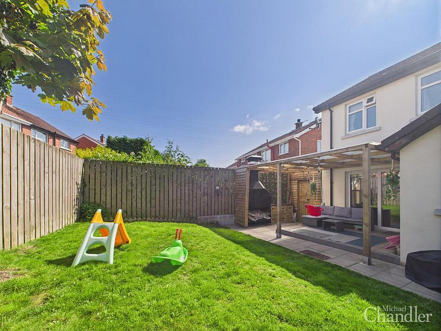 4b Woodbreda Crescent