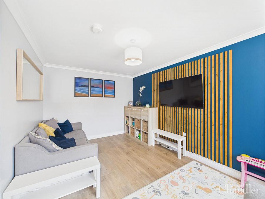 4b Woodbreda Crescent