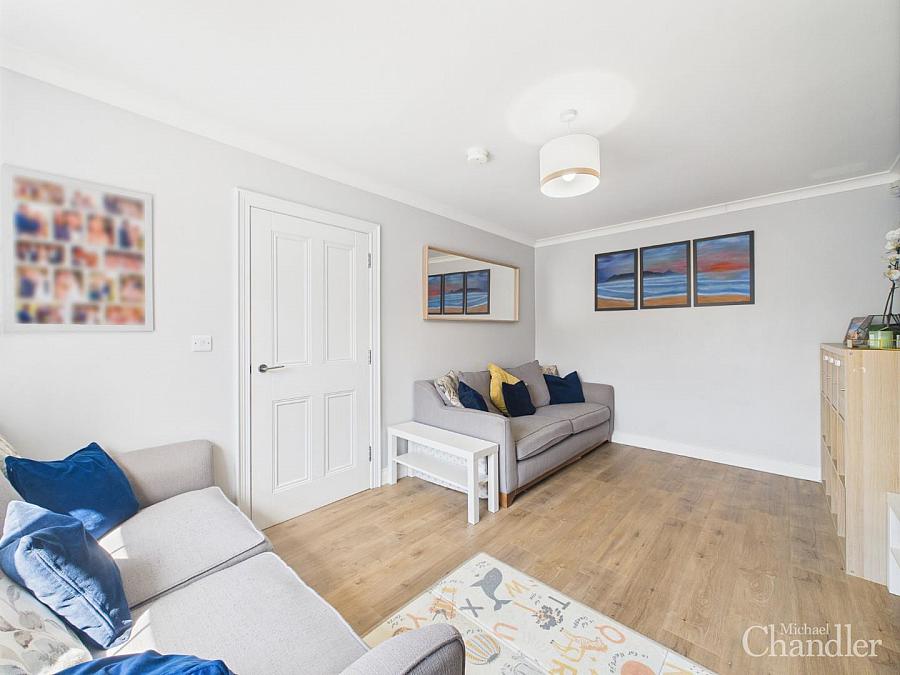 4b Woodbreda Crescent