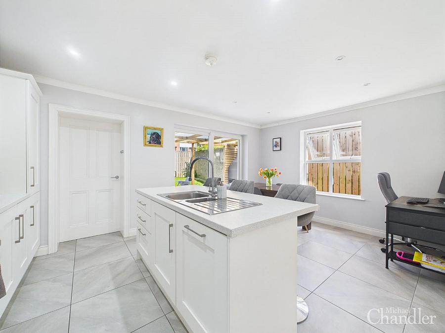 4b Woodbreda Crescent
