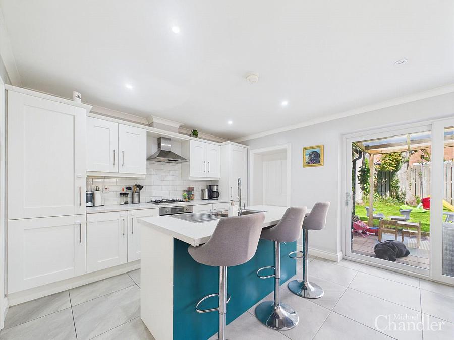 4b Woodbreda Crescent